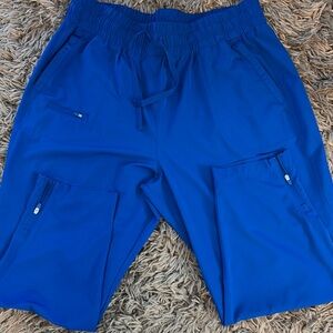 NWOT Women's WhisperLite ISLA 5 pocket tapered scrub pants